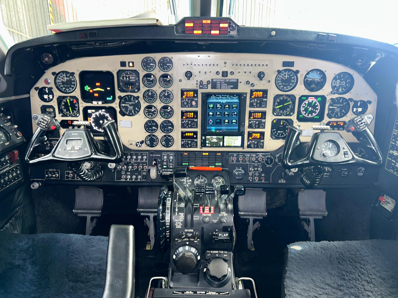 1998 Beechcraft King Air B200 panel1